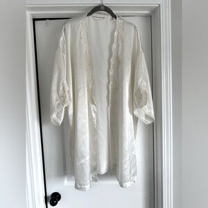 Women’s Victoria’s Secret One Size‎ Vintage White Lace Silky Bridal Robe